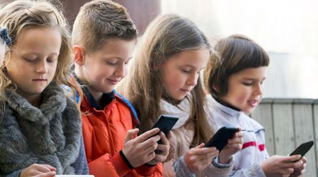 Apa yang harus dipertimbangkan orang tua untuk melindungi privasi teknologi anak-anak mereka?
