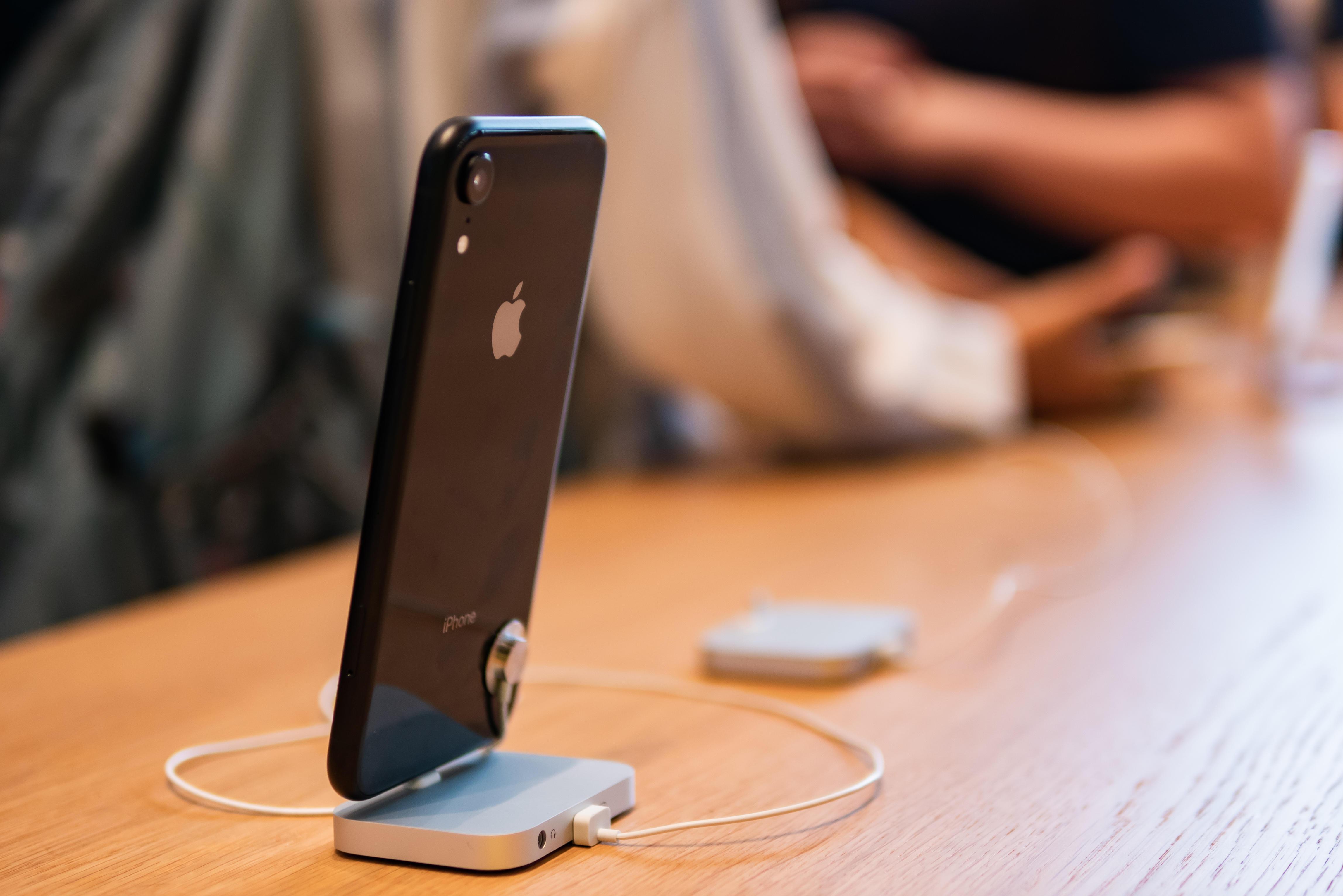  Apple akan memberi hadiah $ 1 juta kepada siapa saja yang dapat meretas iPhone dalam uji berani sistem keamanan mereka