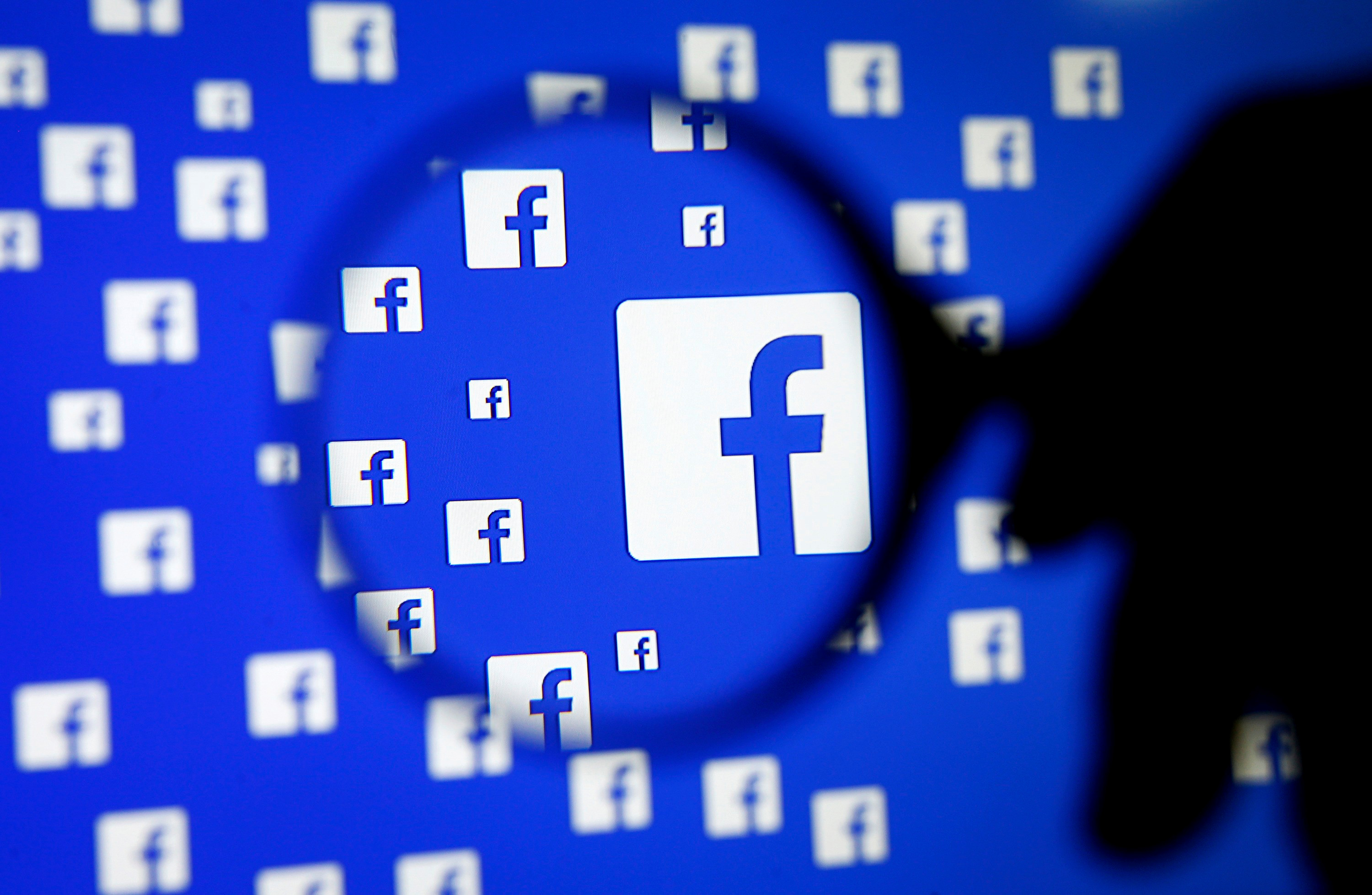  Facebook menghasilkan uang dengan iklan, yang memungkinkannya menawarkan layanan gratis