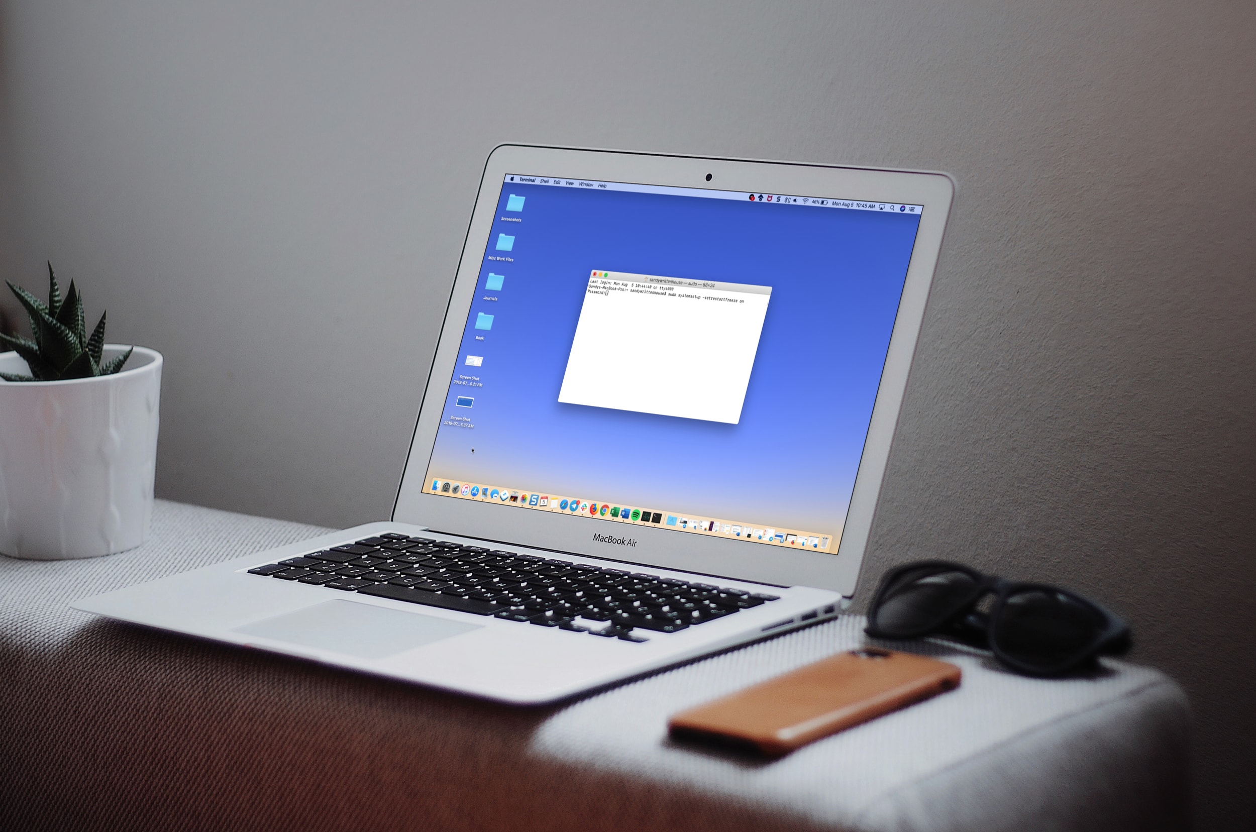 Màn hình MacBook với các lệnh đầu cuối