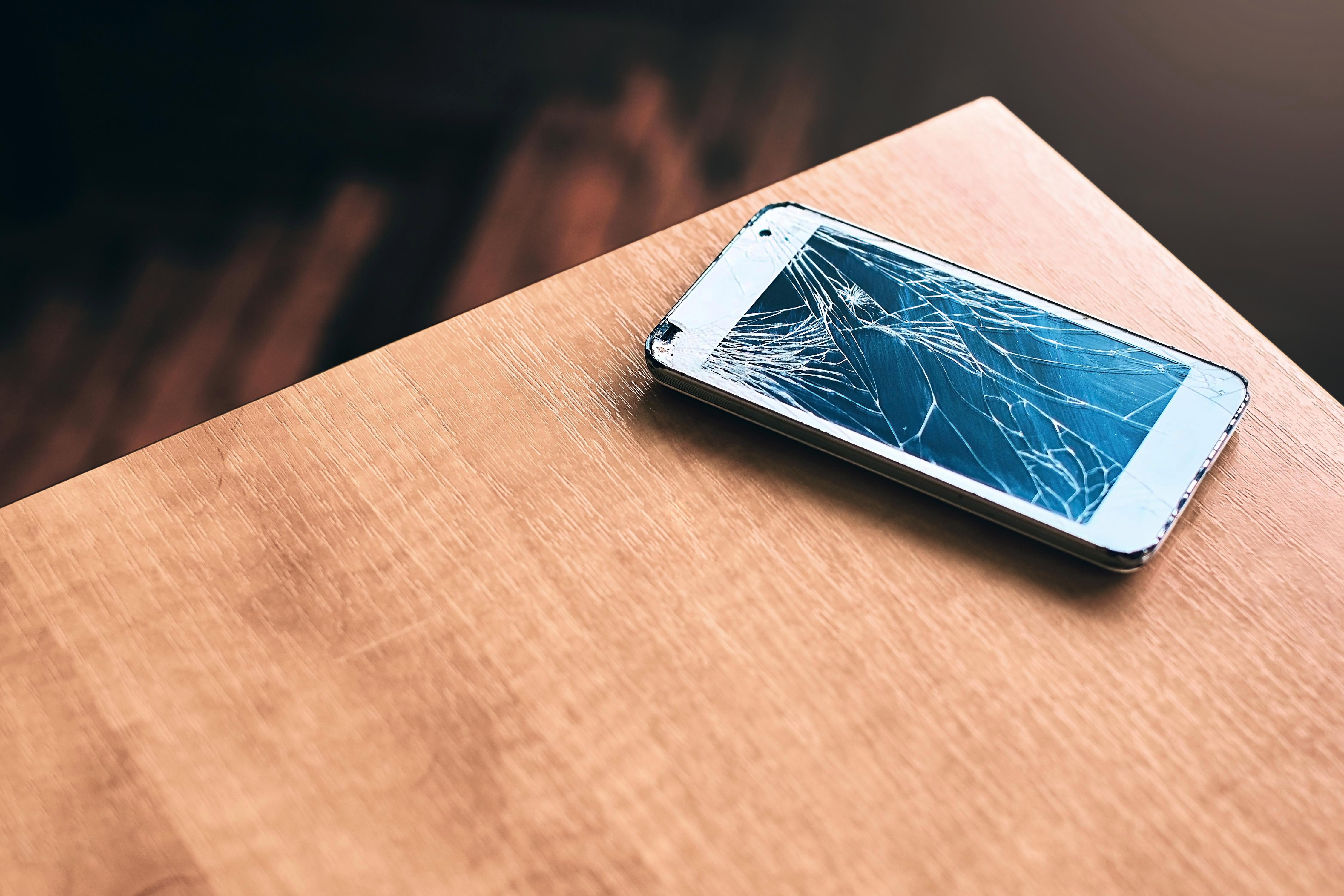  Sebagian besar dari kita akan mengalami misteri layar ponsel pintar yang rusak