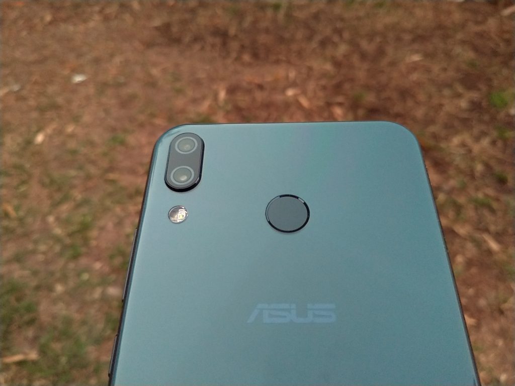 Foto-foto yang disaring dari Asus ZenFone 6 menunjukkan sampul belakangnya