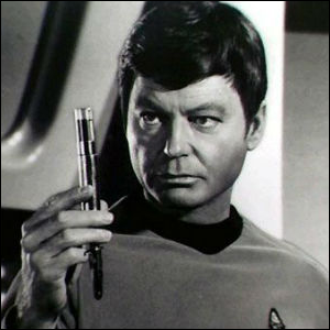 McCoy di Star Trek: The Original Series, mengadakan hypospray