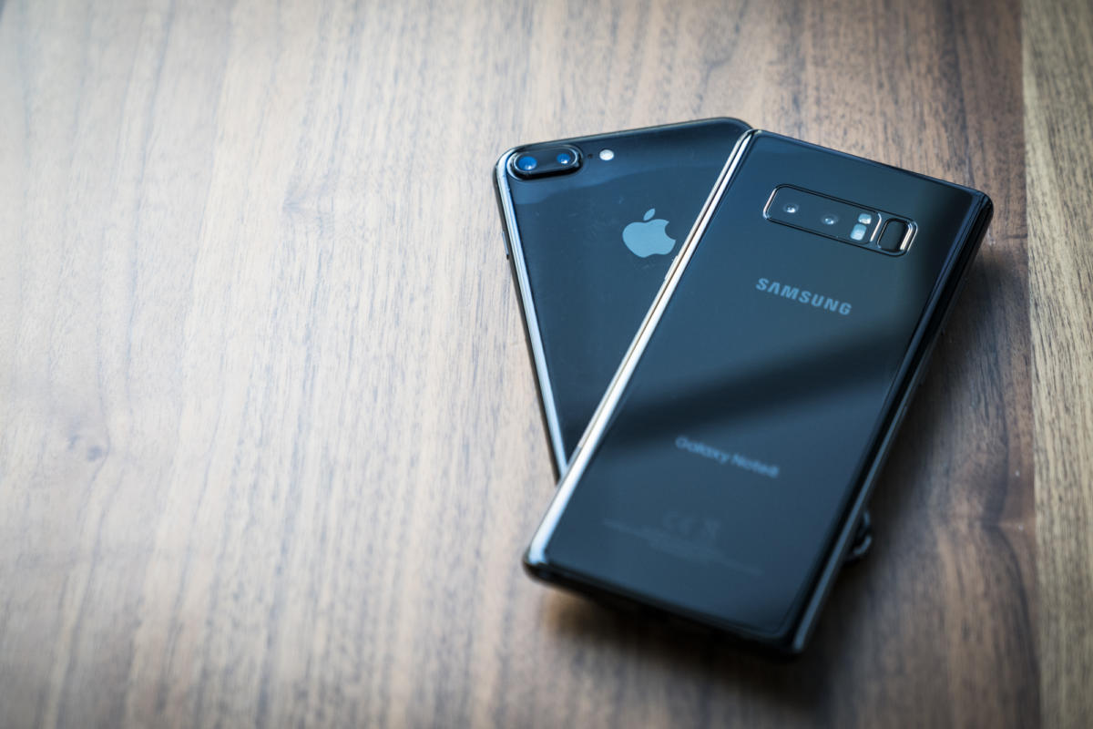 Vụ kiện chống lại Apple và Samsung do bức xạ dư thừa trên điện thoại thông minh của họ