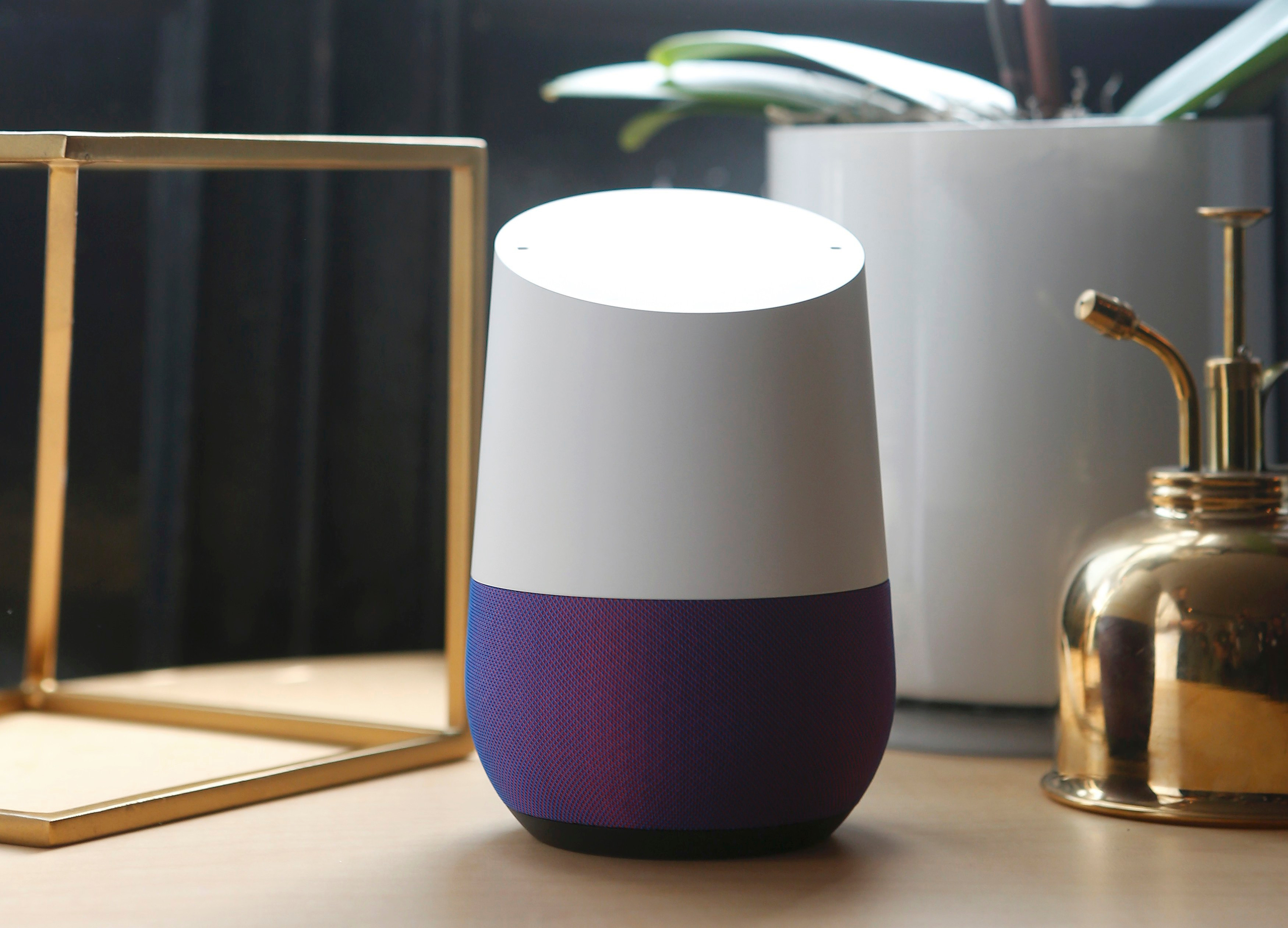  Gadget yang terlihat polos ini disebut Google Home dan selalu mendengarkan pesanan pemiliknya