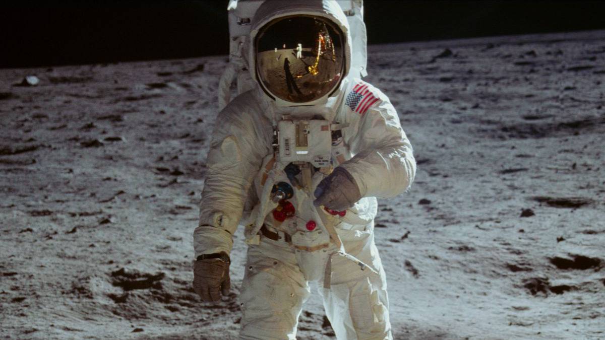 Jelajahi misi Apollo 11 ke bulan di ponsel Anda dengan…