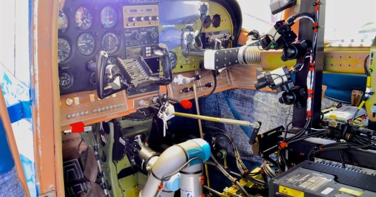 Mereka membuat robot yang menangani pesawat terbang secara mandiri