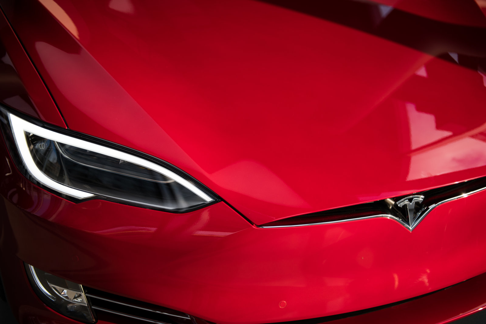 Mobil  Listrik  Tesla  Model 3 Menangkap Api Setelah Menekan 