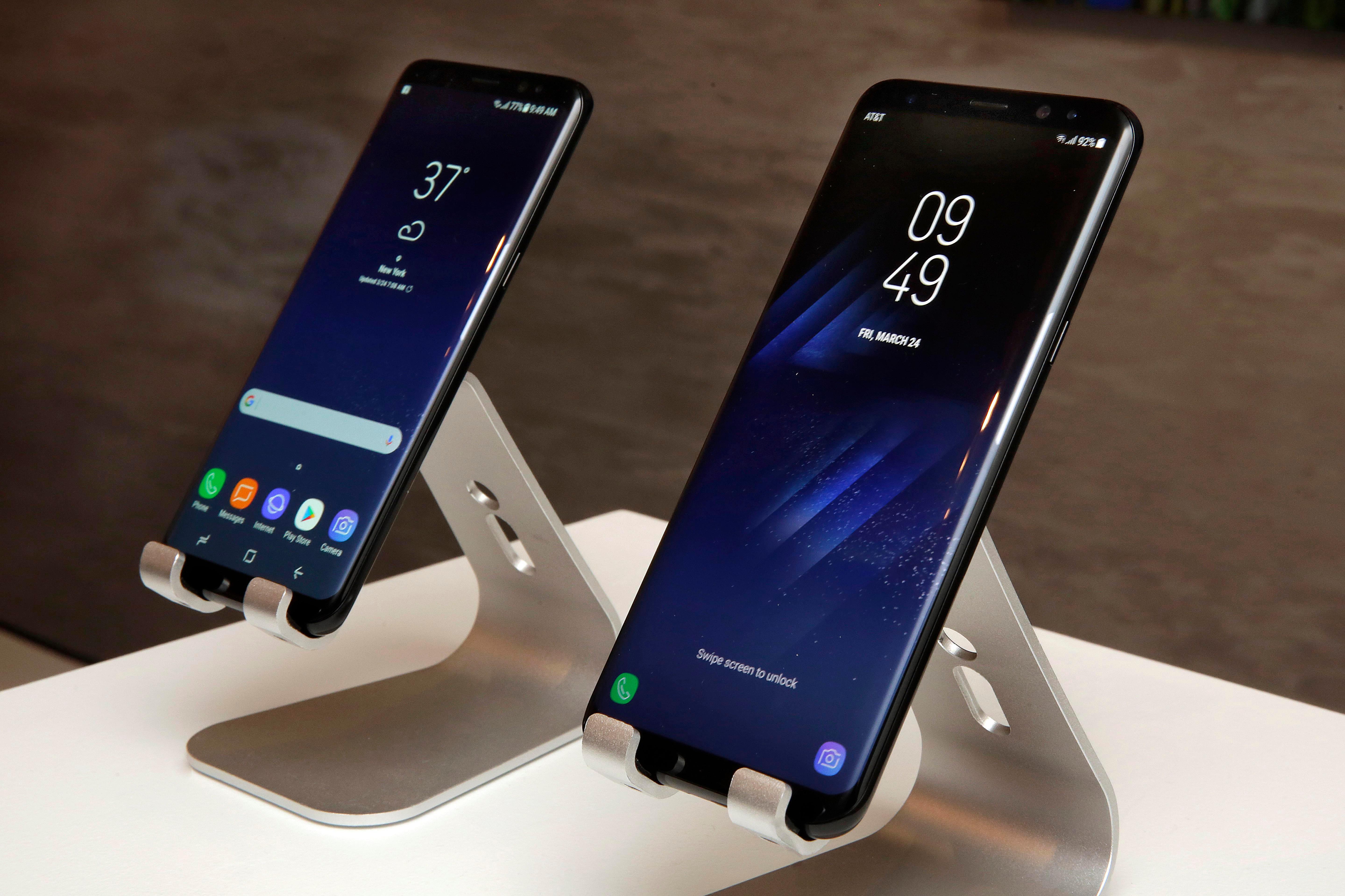  Samsung baru Galaxy S8, kiri, dan Galaxy Ponsel S8 Plus ditampilkan di New York
