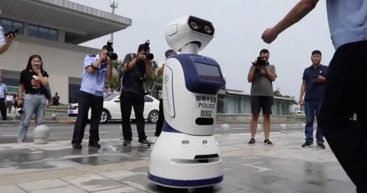 Robot berpatroli di jalan-jalan Cina