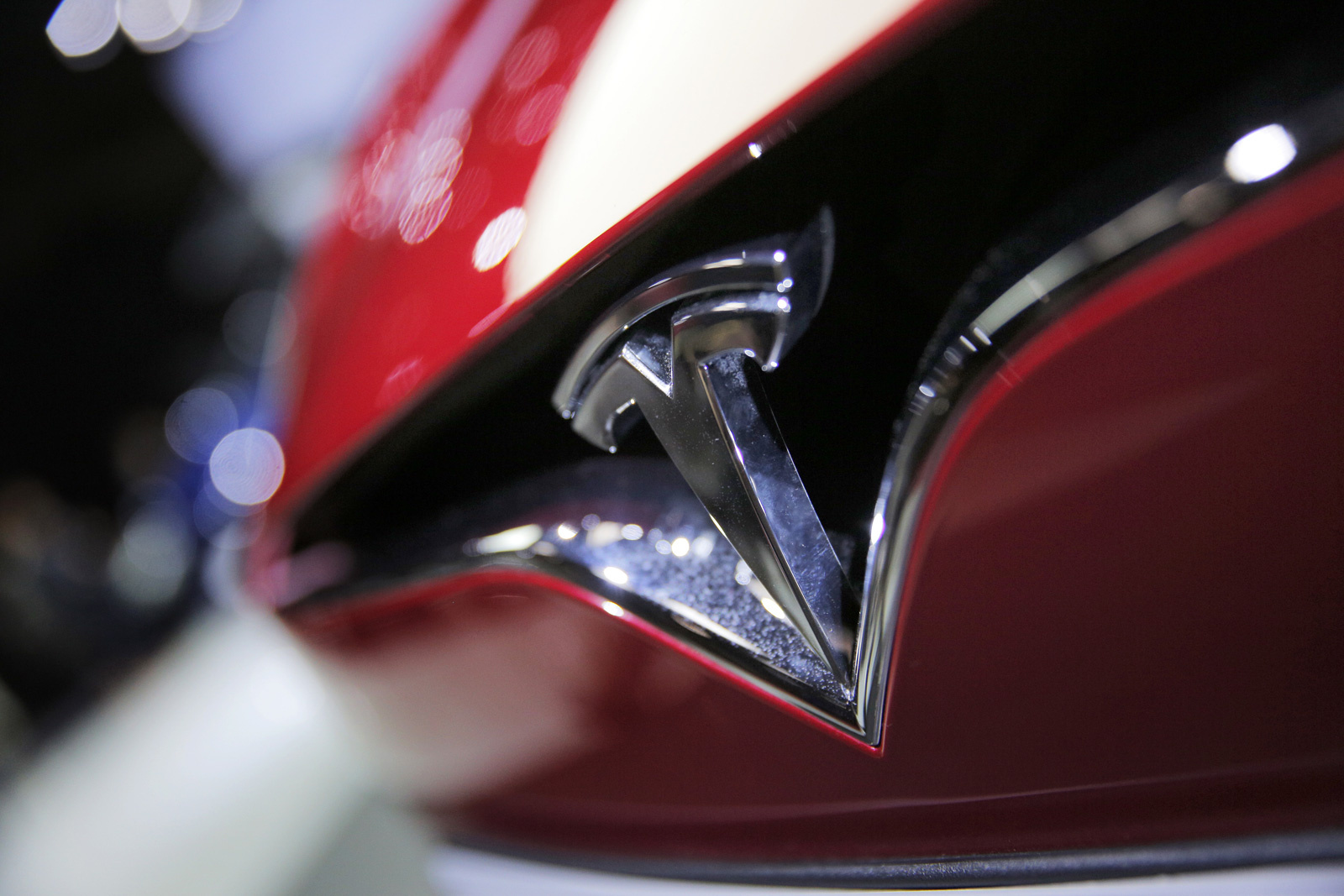 Tonton ‘Mode Sentry’ Tesla menangkap seorang pria mengetik Model 3 tanpa alasan