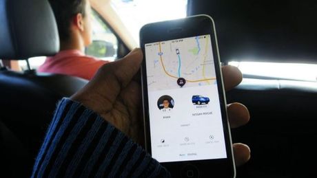 Uber sudah menagih komisi untuk pengemudi dan perdebatan tentang regulasi platform digital tumbuh