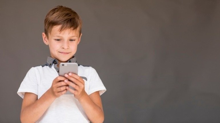 Banyak orang tua telah beralih ke aplikasi mata-mata / pelacak ponsel 