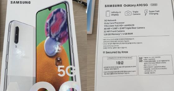 Samsung Galaxy Kotak ritel A90 5G terlihat dalam gambar langsung; spesifikasi kunci berujung