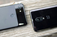 OnePlus 6T di sebelah Google Pixel 3 XL.