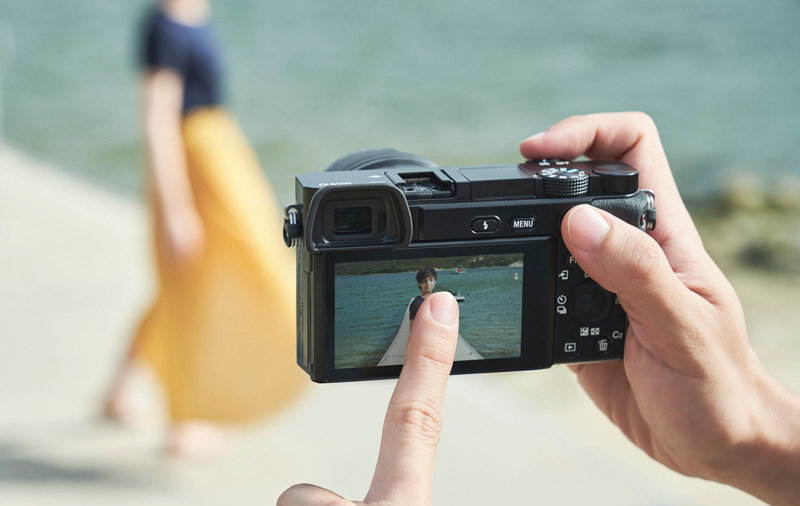 Kedua kamera mendukung fokus sentuh yang akurat selama perekaman video.