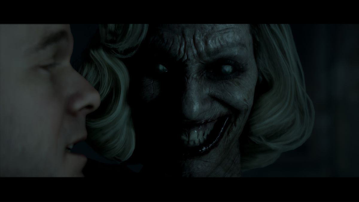 seorang wanita dengan riasan seperti Joker yang menyeramkan memberikan senyuman menyeramkan sambil menatap seorang pria