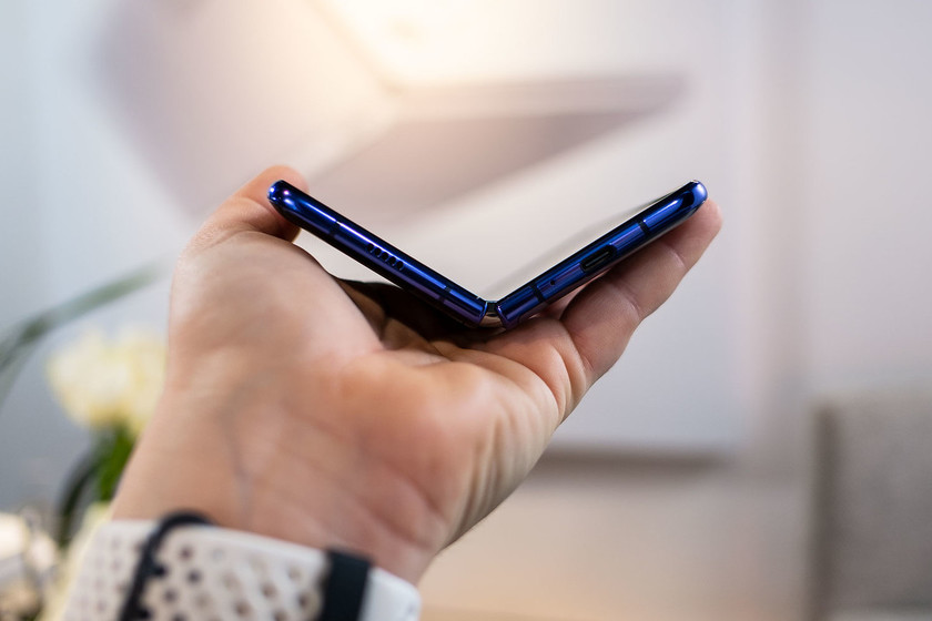Samsung sedang mempersiapkan ponsel tipe shell lipat baru, menurut Bloomberg