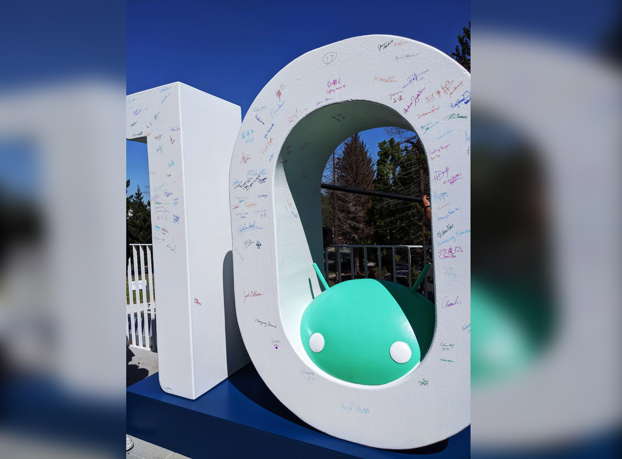 Google menanam patung Android 10 yang baru (dan membosankan) di kampus