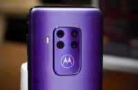 Motorola One Zoom memiringkan posisi berdiri