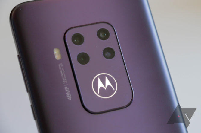 Motorola One Zoom thực sự thể hiện với bốn camera phía sau sáng bóng và cánh dơi 1
