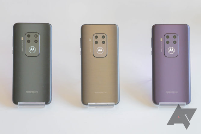Motorola One Zoom benar-benar pamer dengan empat kamera belakangnya yang mengkilap dan 3.batwing