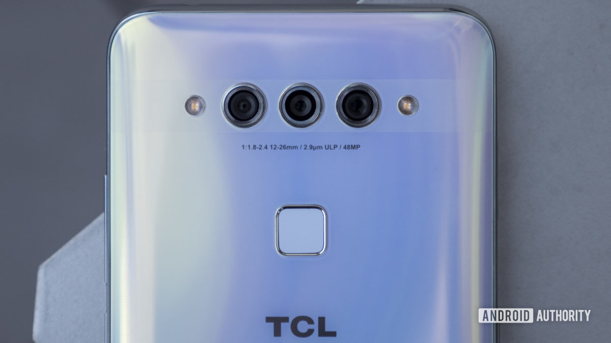 Tangan TCL Plex pada kamera punggung putih 5