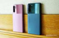Huawei P30 Pro dalam sudut sisi berkabut lavender berkabut biru