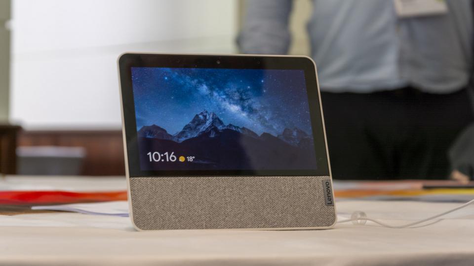 Lenovo Luncurkan Laptop Yoga Baru, Motorola One Zoom, Smart Home Technology, dan AR Marvel 3 permainan