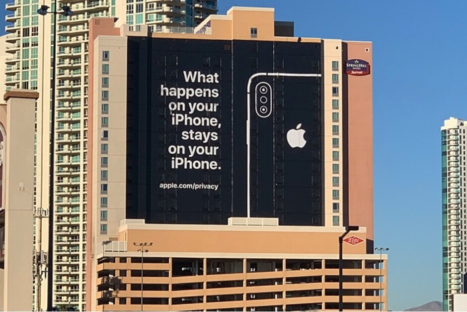 Apple mempromosikan keamanan iPhone selama Consumer Electronics Show di Las Vegas Januari lalu - Apple membantah bagaimana Google menandai kerentanan iPhone yang ditemukannya