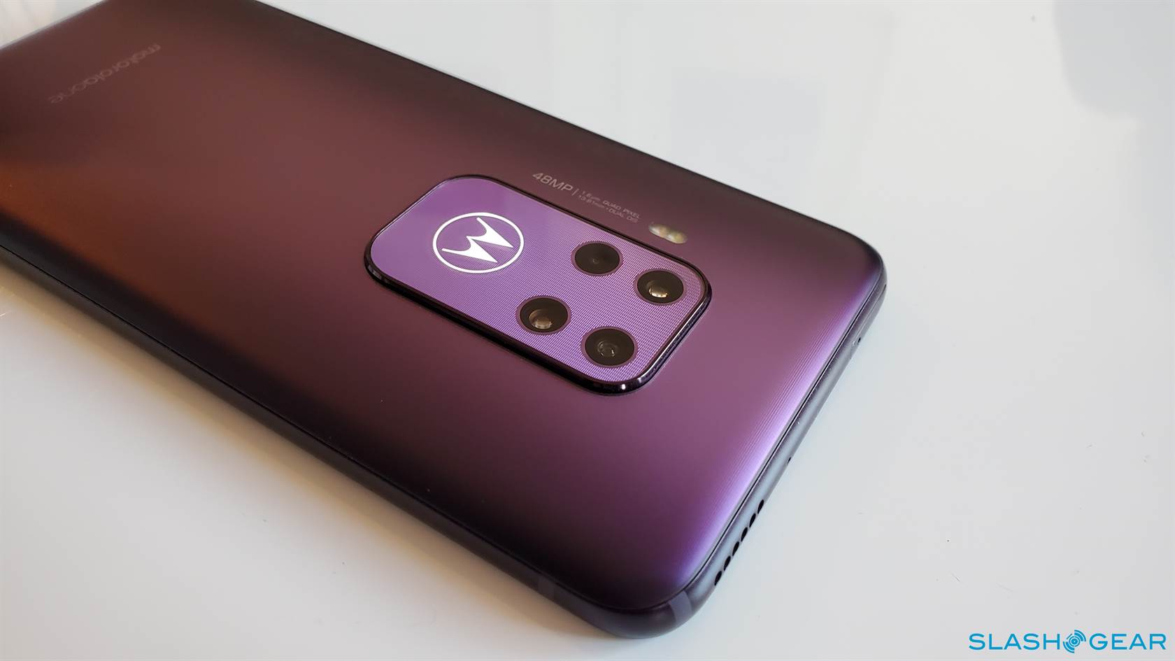 Màn hình đầu tiên của Motorola One Zoom: Android 48 megapixel với ngân sách 2