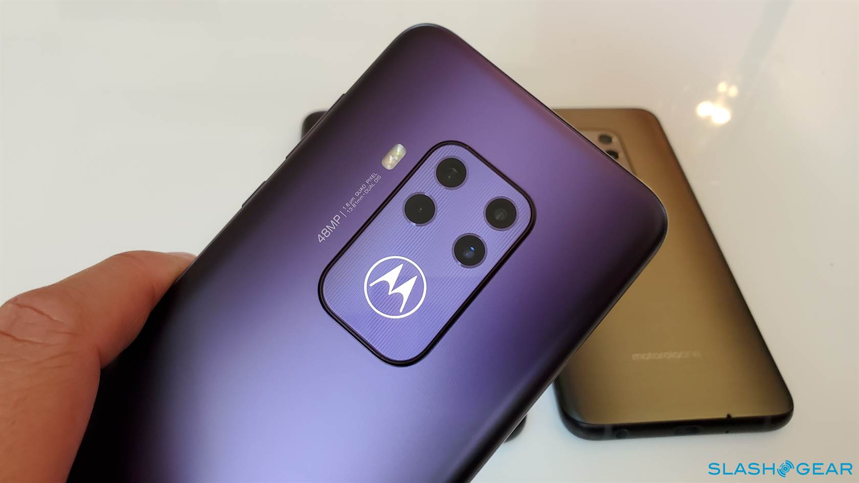 Tampilan pertama Motorola One Zoom: Android 48-megapiksel dengan anggaran terbatas