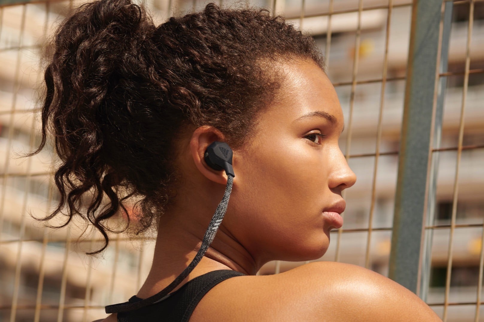 Adidas menghadirkan headphone nirkabel barunya dengan desain eksklusif untuk para atlet 2