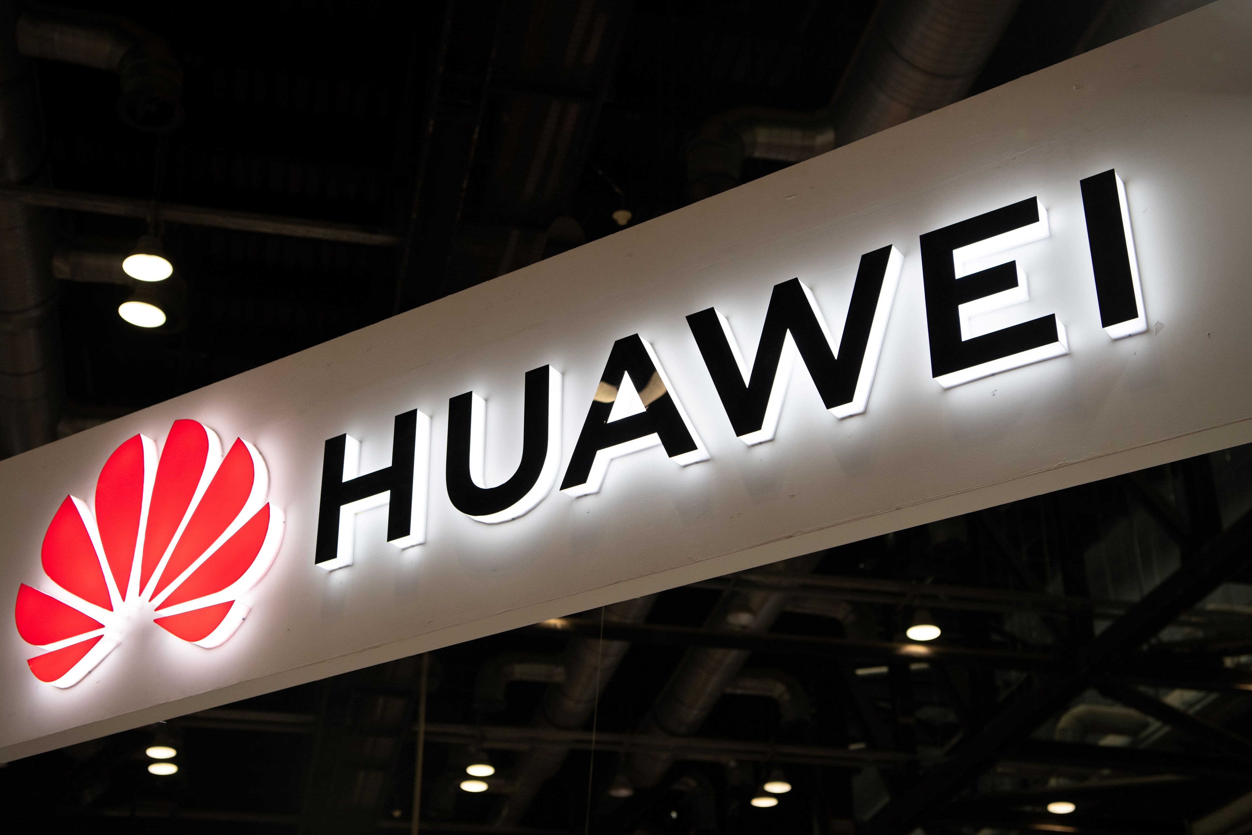  Huawei terjebak dalam pertikaian dagang yang sedang berlangsung antara AS dan Cina