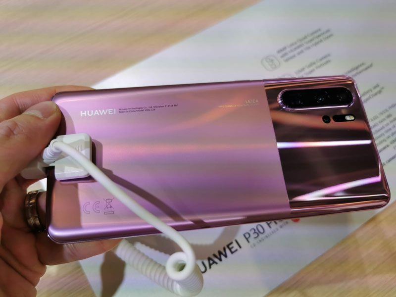 Die Farbe Misty Lavender sieht tatsächlich rosa aus. Das matte und glänzende Design erinnert auch an bestimmte Google-Handys, oder?