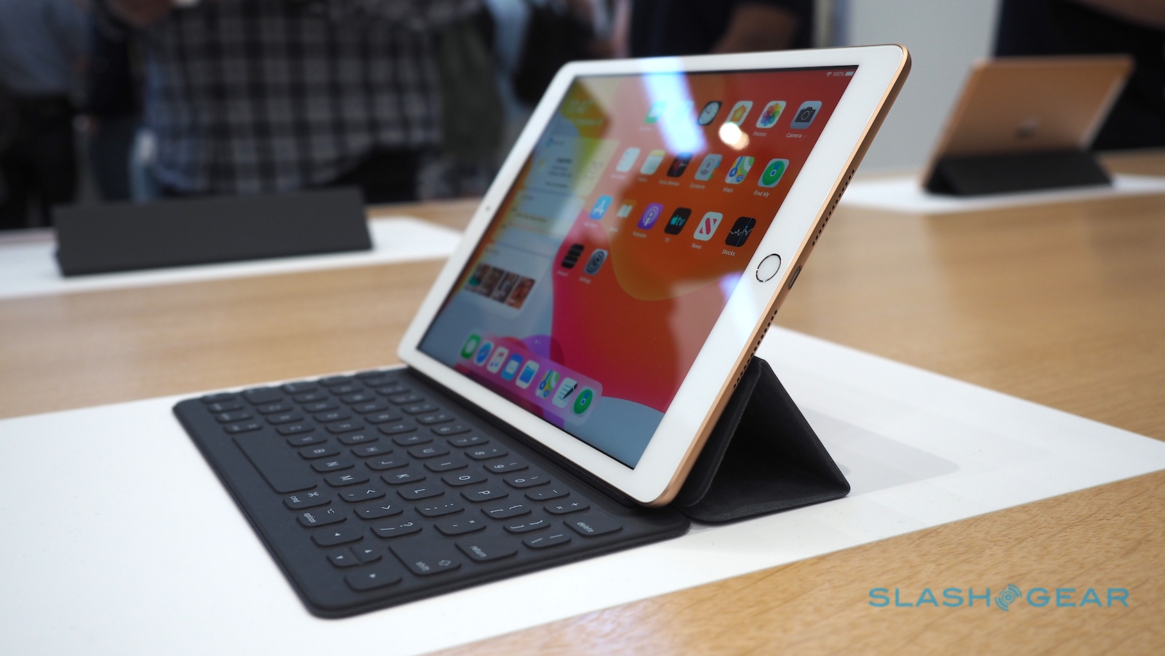 iPad 10.2 langsung: tablet generasi ke-7 meningkat menjadi tantangan Chromebook 1