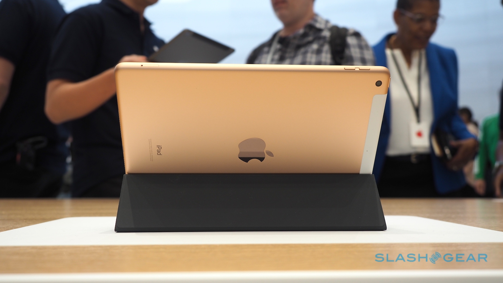 iPad 10.2 langsung: tablet generasi ke-7 meningkat menjadi tantangan Chromebook 2