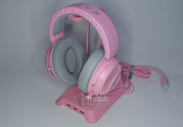 helm pink berdiri dengan headphone gaming Razer pink