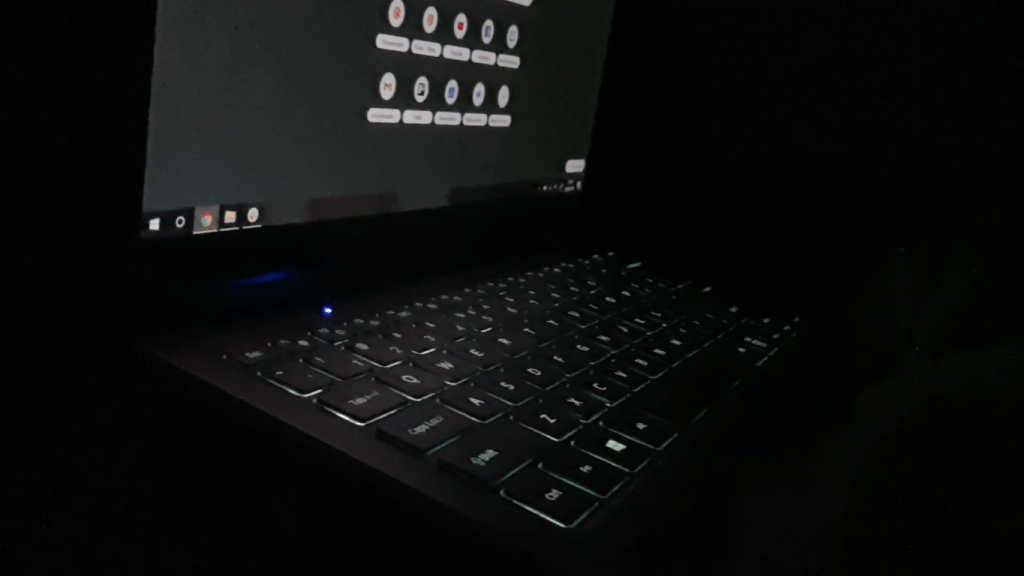 Keyboard dengan lampu latar menghasilkan warna yang tidak cocok dengan notebook tetapi tidak mengganggu Anda