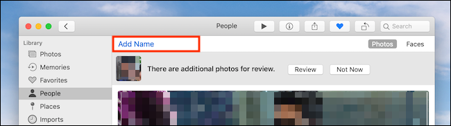 Klik pada Tambahkan Nama dalam aplikasi Foto di Mac