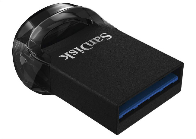 Drive USB profil rendah SanDisk Ultra Fit.