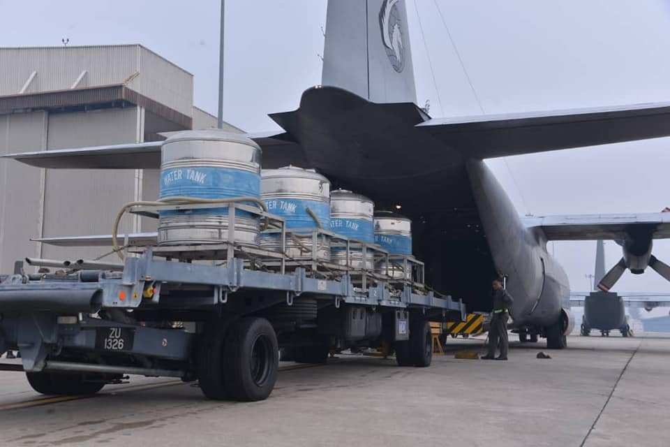Empat tangki campuran garam dan air dimasukkan ke pengangkut Lockheed C-130 Hercules milik RMAF.