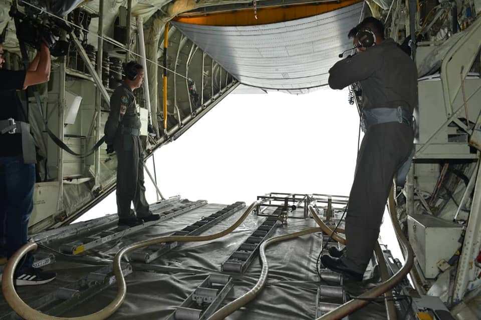 Lihat dari C-130 RMAF selama operasi penyemaian awan.