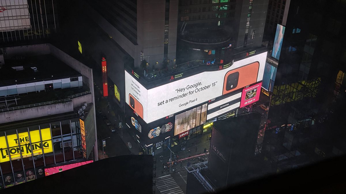 Warna karang Pixel 4 secara resmi ditampilkan di papan iklan Times Square yang besar