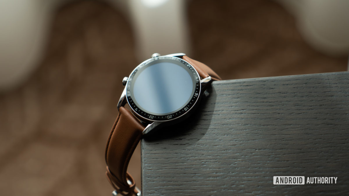 Huawei Watch GT 2 di atas meja miring