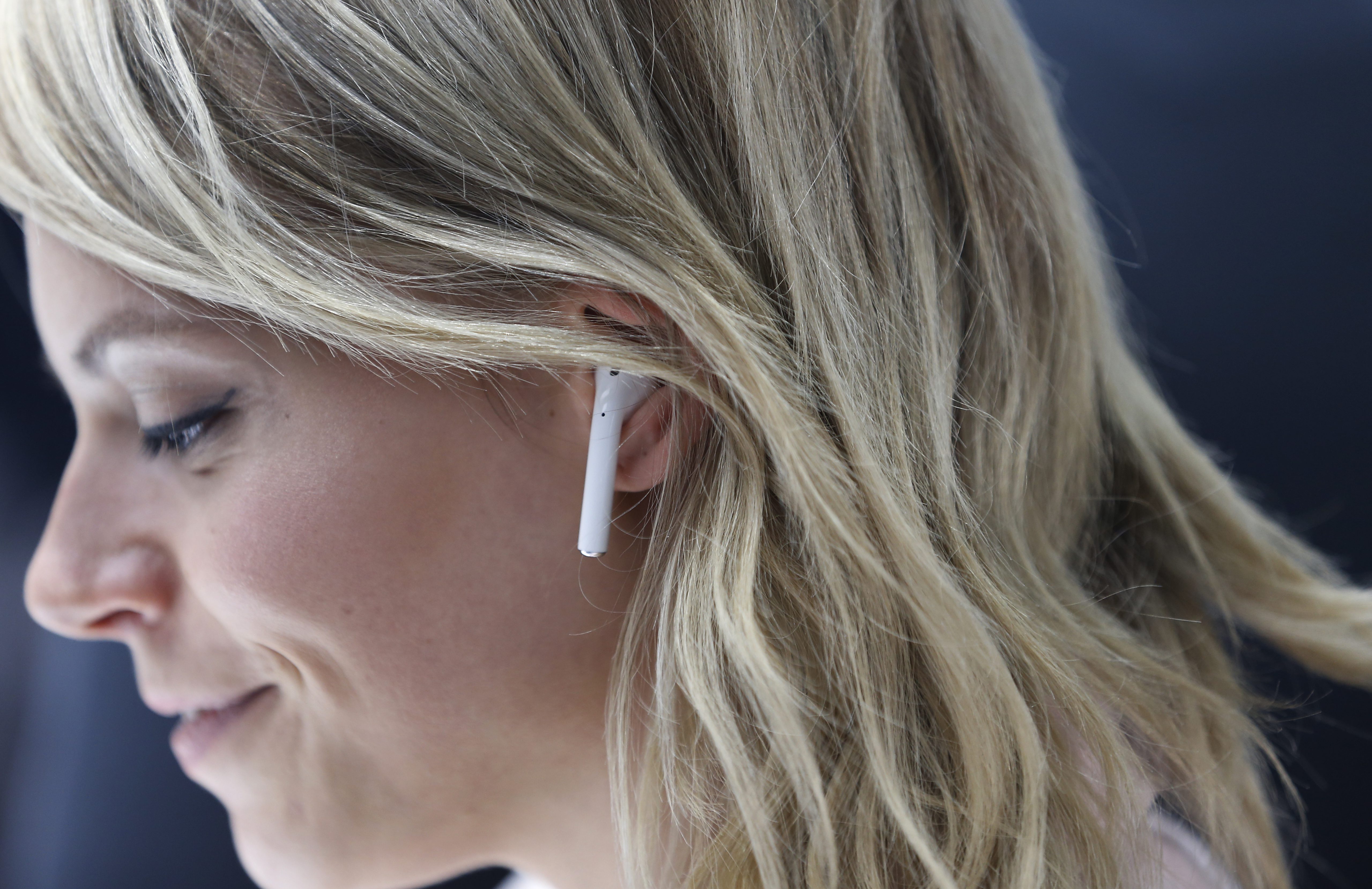  AppleHeadphone 'airpod' baru, yang menampilkan transmisi audio nirkabel dan baterai yang dapat diisi ulang yang sangat kecil