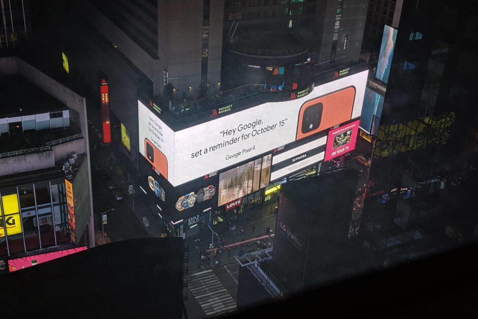 Google mempromosikan Oh so Orange Pixel 4 di Times Square - Pilihan warna yang diisukan untuk seri Pixel 4 termasuk 