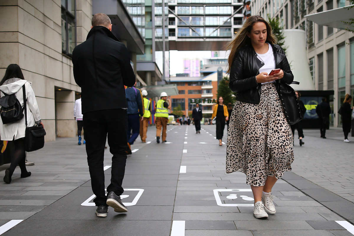 'Jalur lambat' pertama di Inggris untuk mengirim pesan kepada pejalan kaki bertujuan untuk menghentikan tabrakan