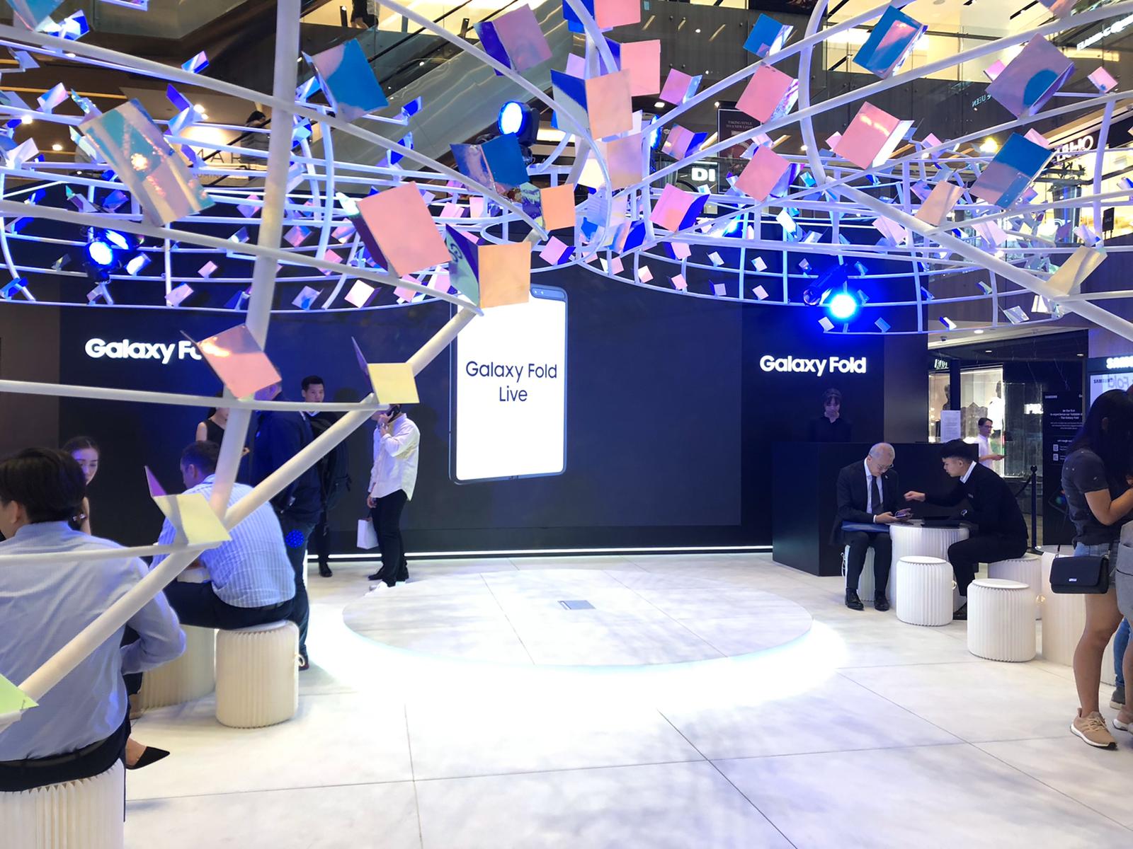 SAMSUNG Galaxy Fold Singapur 2'deki lansmanın ilk gününde tükendi