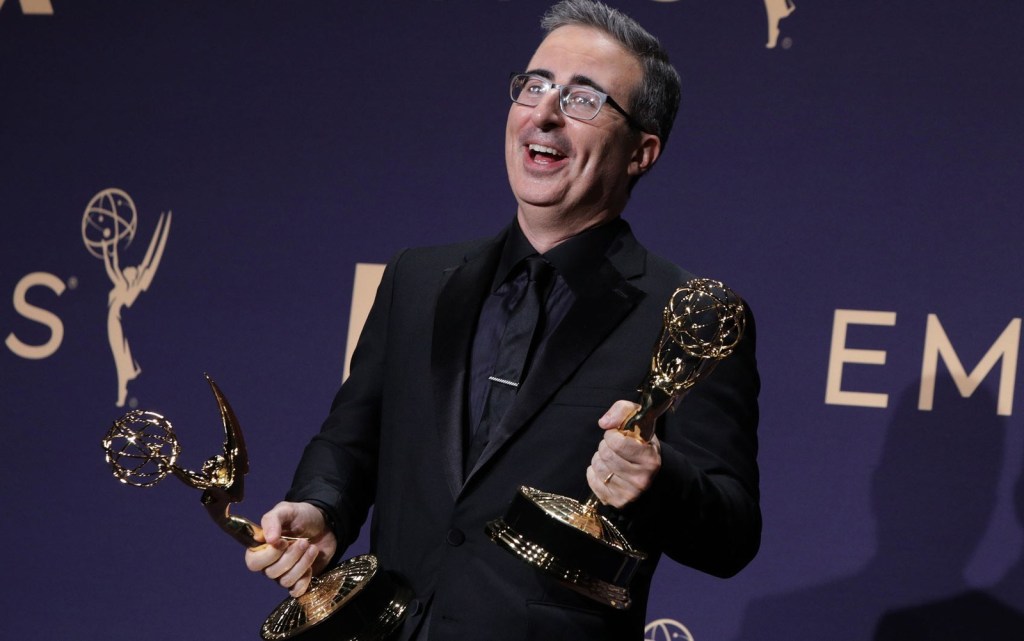 John Oliver menjadi favorit mutlak dalam kategori Emmy-nya